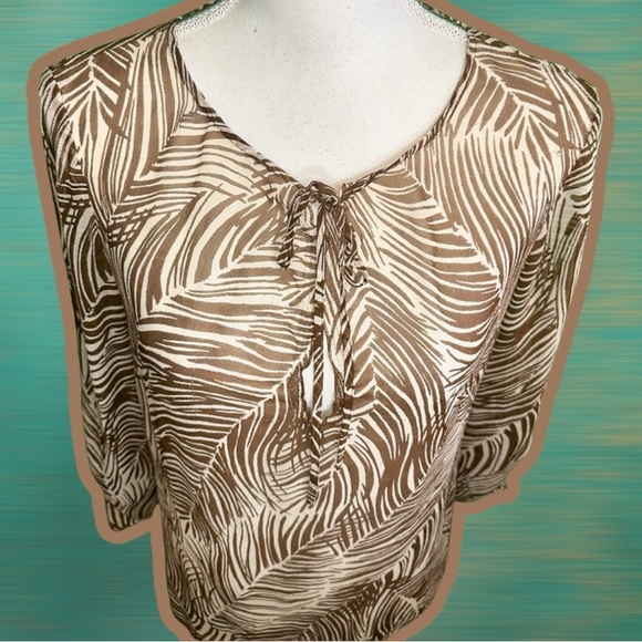 BCBGMaxAzria Brown Palm Leaf Pattern 100% Silk Tie-Front Pullover Blouse Size 8 - Picture 4 of 11